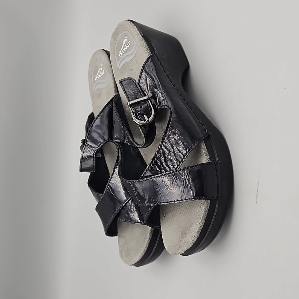 Dansko Womens Sela Crinkle Patent Leather Sandals Black 38 US 8